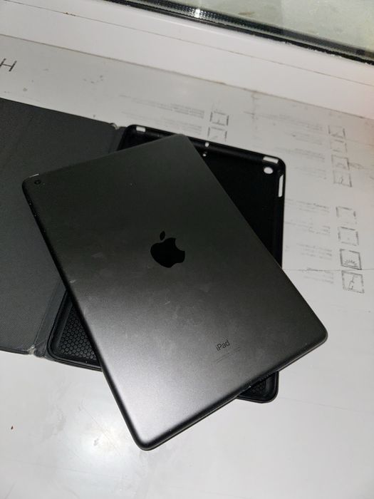 Обменяю айпад 9 рабочий но разбит дисплей