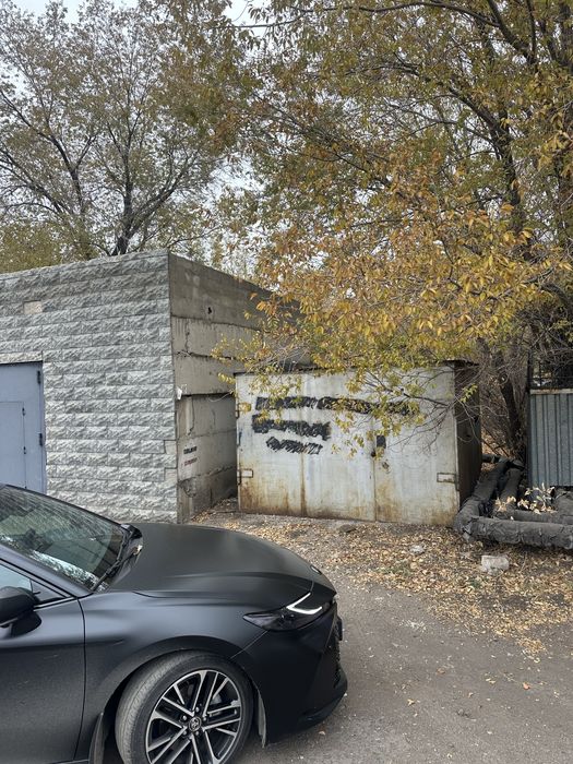 Гараж во дворе по Царева