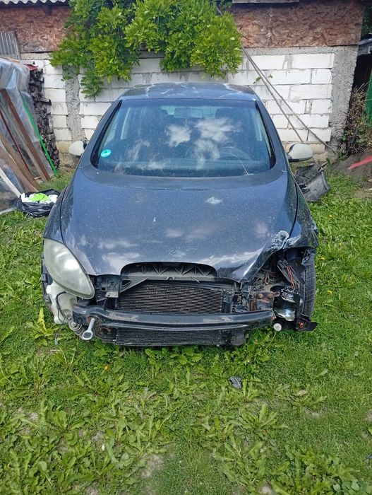 Vând Seat Altea 1.9 tdi avariat pentru dezmembrare