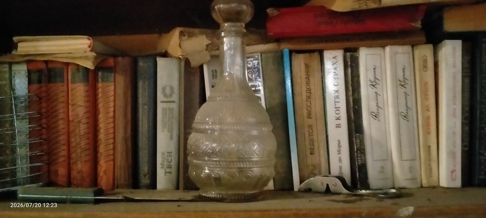 Умывальник, шторы, тюль, книги