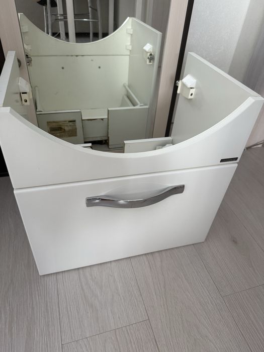 Полка с зеркалом