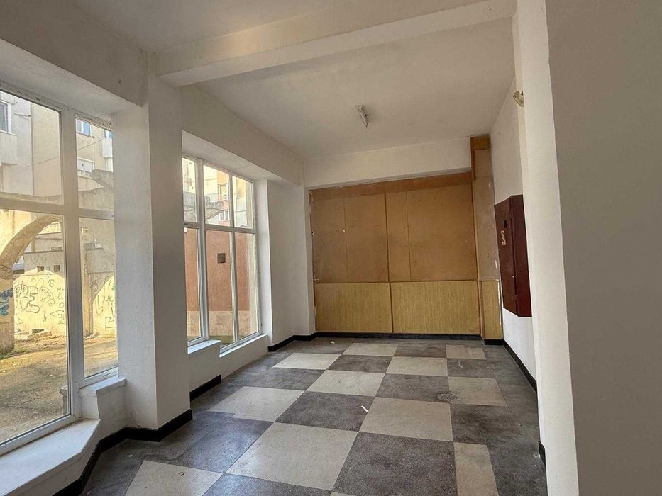 Spatiu coemrcial si terasa