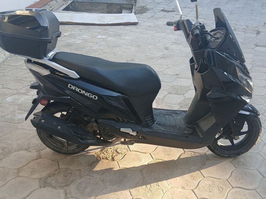 Benzinli skutr sotiladi