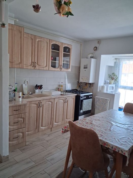 Vând apartament cu 2 camere decomandat în carpati2 str Ganea la etaju4