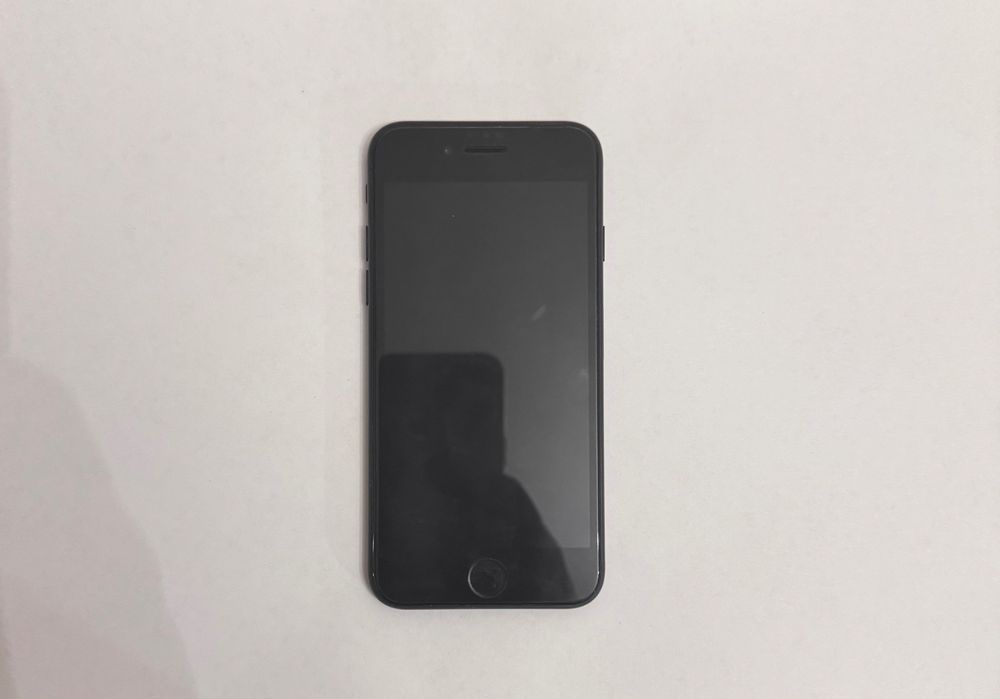 iPhone SE 3 midnight