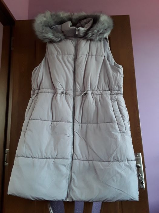 Vând Vestă Lungă cu Glugă si Blăniță Mărimea 46 Nouă Italia