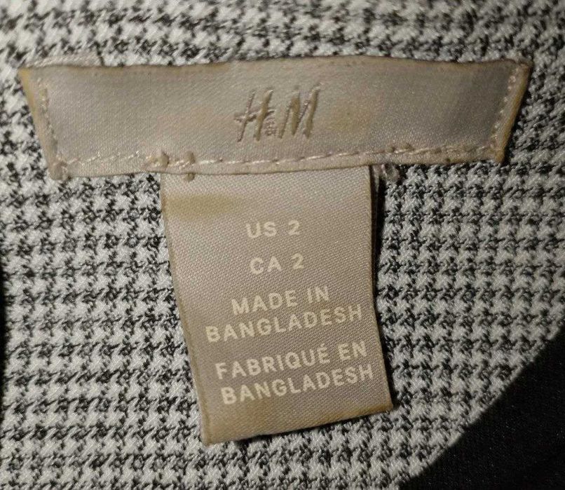 Платье узкое. Длина до колена