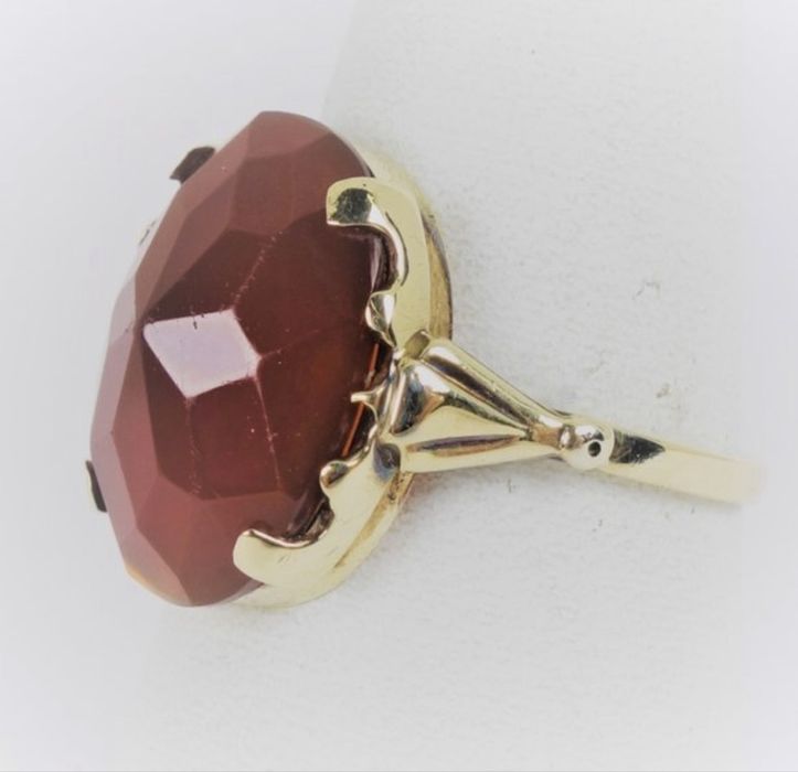 Inel din aur cu piatra centrala carneol