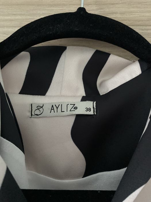 Rochiță elegantă a fost purtat doar de 2 ori