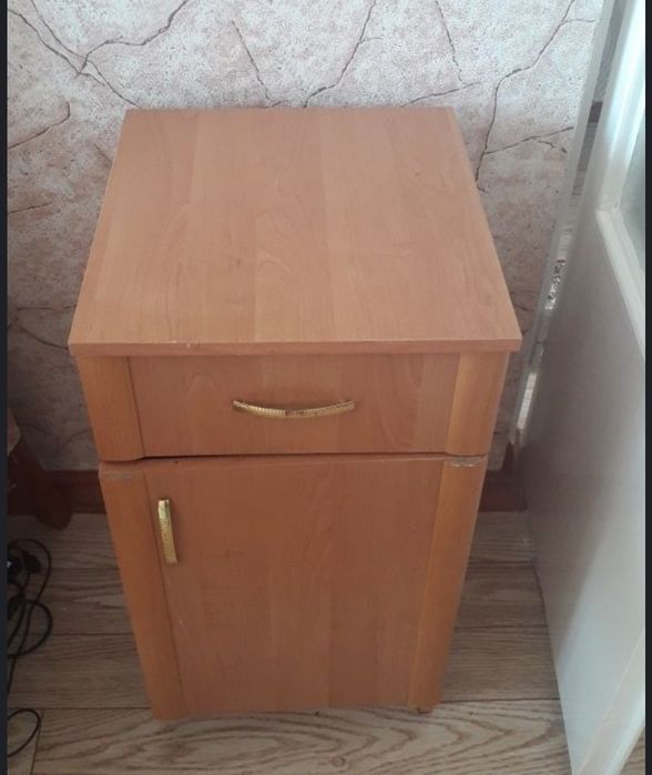 Продам тумбочку с зеркалом