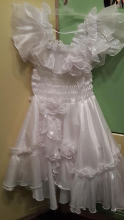 Платье нарядное белое
