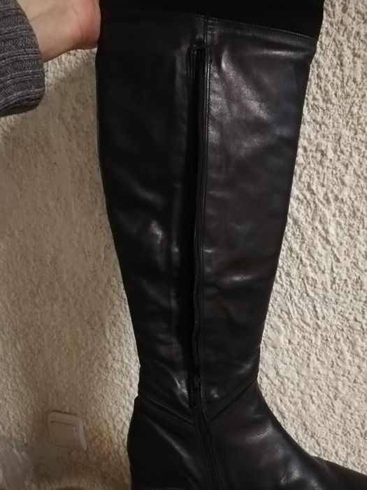 Чизми от естествена кожа и велур.