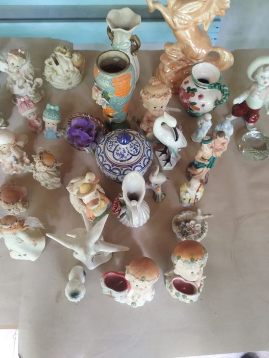 Diferite bibelouri pentru nostalgici românești si straine