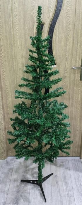 Brad artificial 150 cm

De mici dimensiuni: potrivit spatiilor reduse;