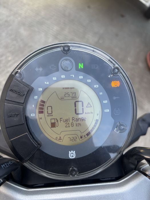 Husqvarna svartpilen 401