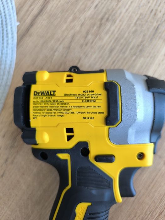 Șurubelnița cu impact DeWalt DCF850