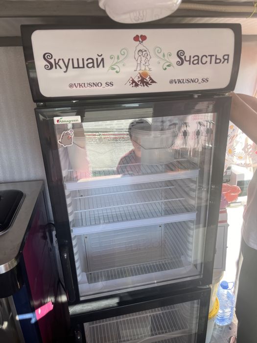 Продам витринный холодильник