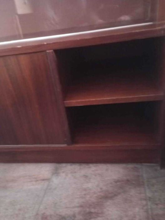 Шкаф с стъклена ракла