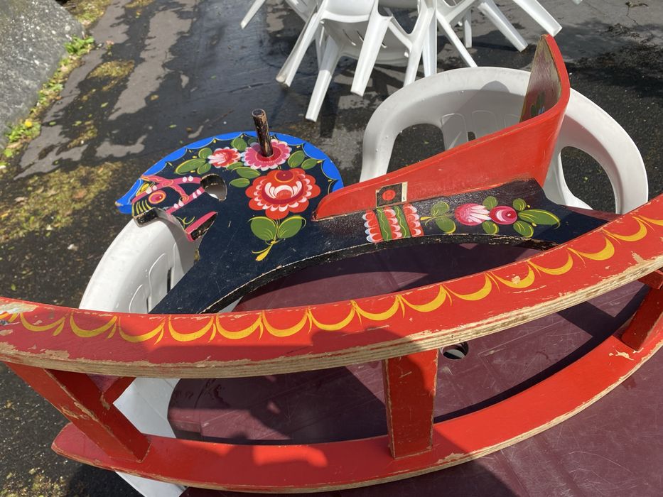 Люлеещ се кон от дърво люлеещо се конче