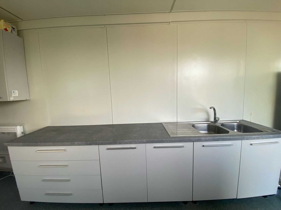 Mobilier modern de bucătărie în nuanțe de alb și gri