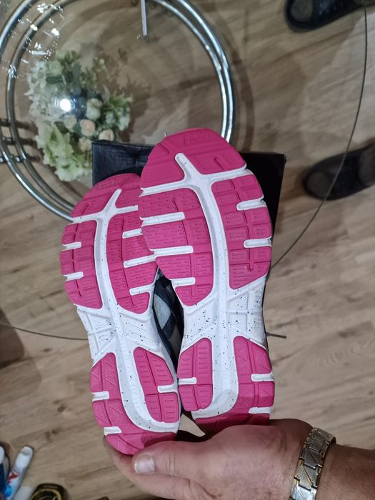 Продавам дамски кецове нови.