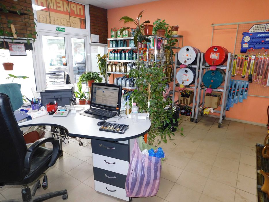 Автоцентър, Търговище, кв. Вароша, 240 кв.м.