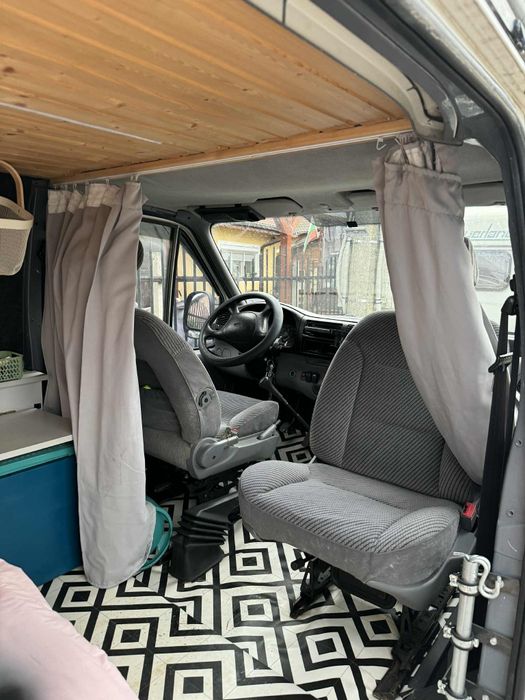 Бус за диво къмпингуване