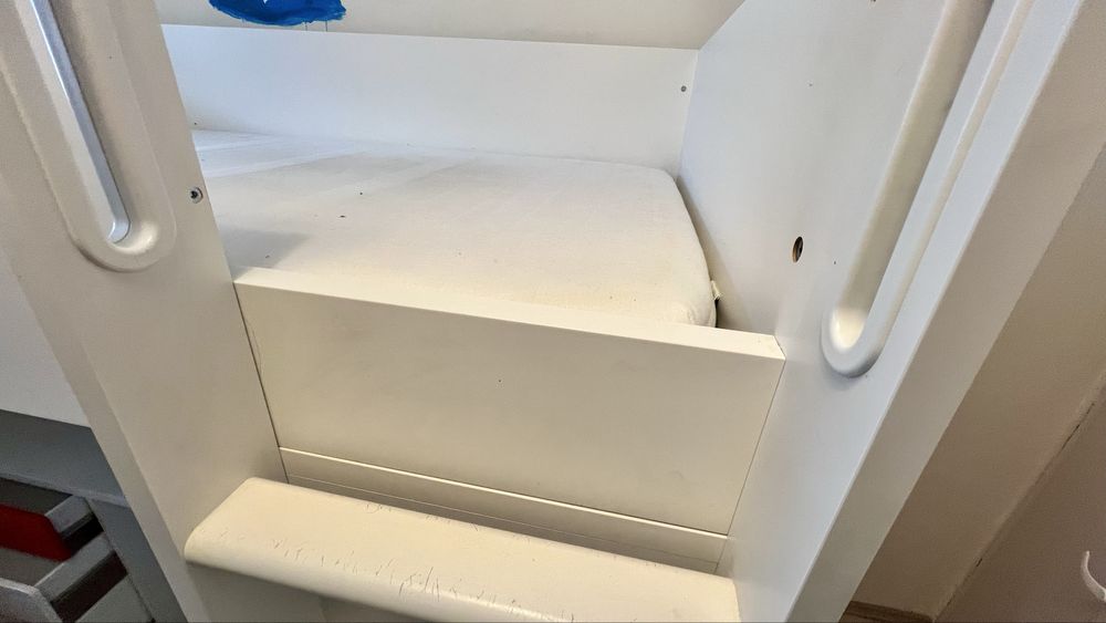 Детско двуетажно легло с вградено бюро и гардероб