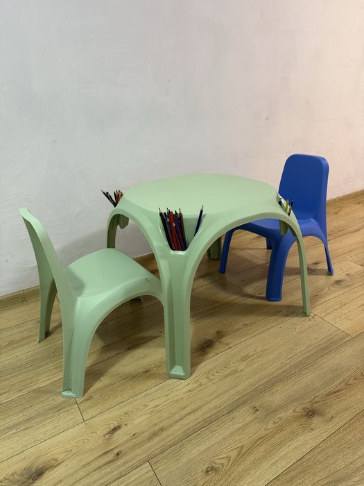 СПЕШНО Детска масичка с 2 стола – много добро състояние