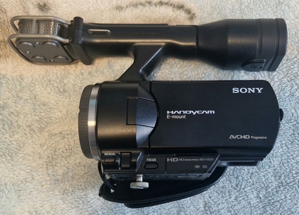 Sony NEX-VG20E – Senzor APS-C & Obiectiv 18-200mm OSS