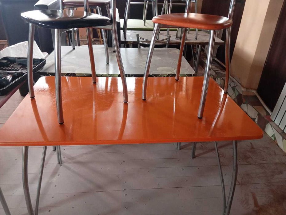 Продаю стол и стулья