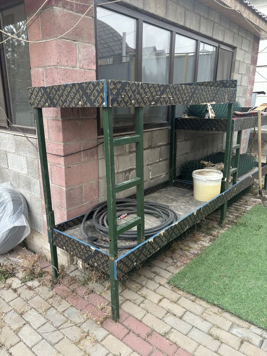 Двухъярусная металлическая кровать