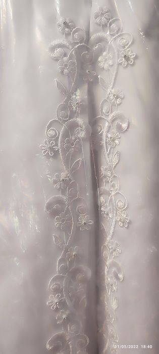 Discount 15% din prețul afișat .Vând rochie de mireasă, culoare albă,