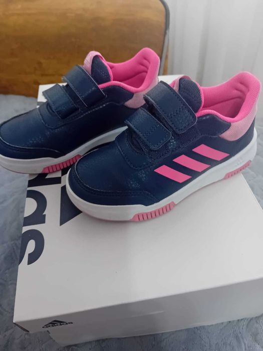 Vand adidasi Adidas , marimea 30, putin folositi! Pret 80 lei