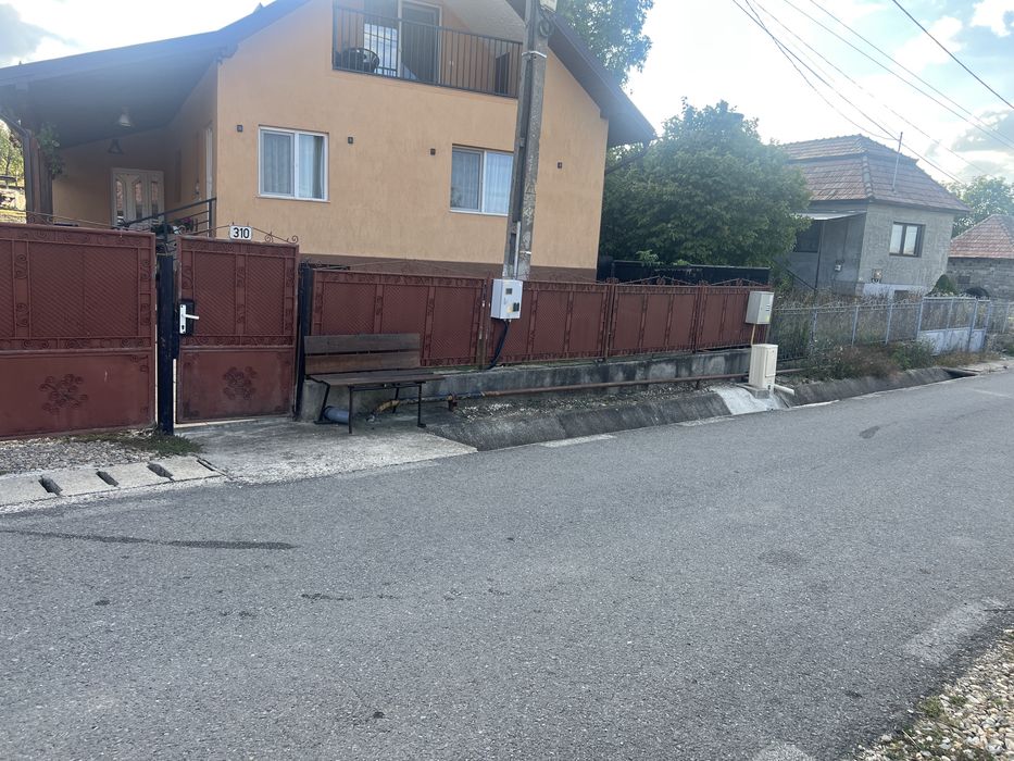 Panouri gard Doua porti mari O poarta pietonala