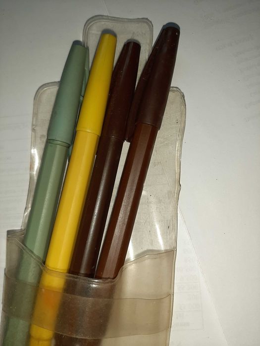 Creioane noi anii 1980 30 buc +4 carioci