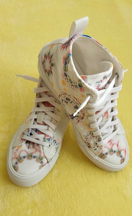 Teniși damă înalți cu broderii Desigual