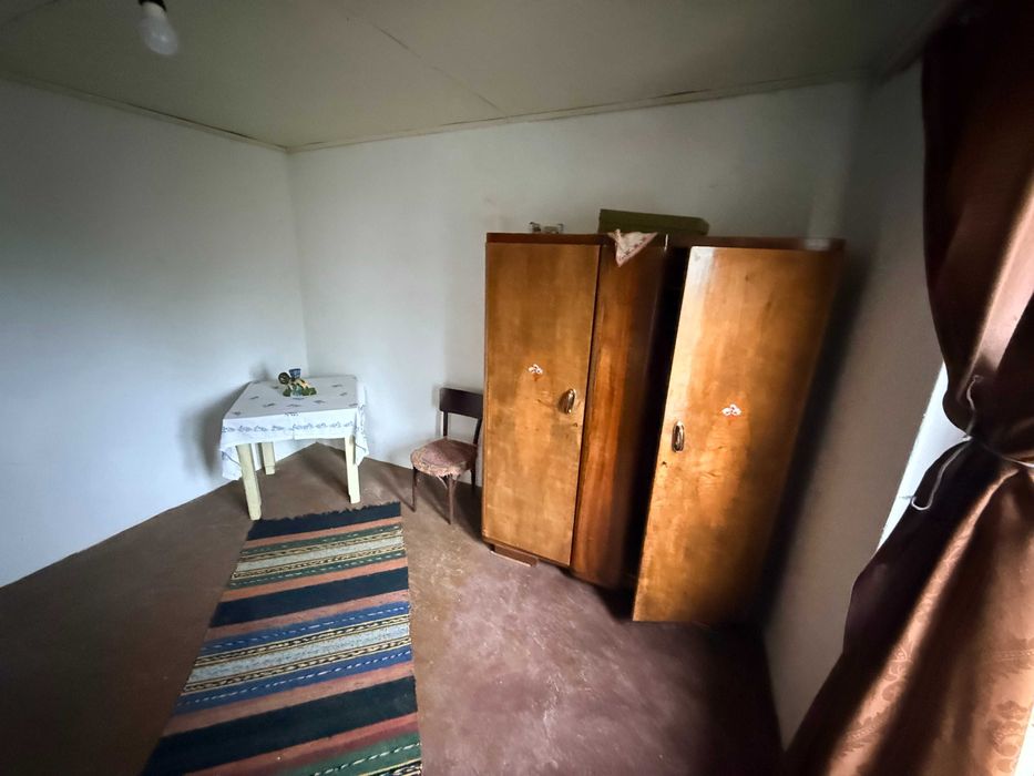 Къща с двор в с.Здравец