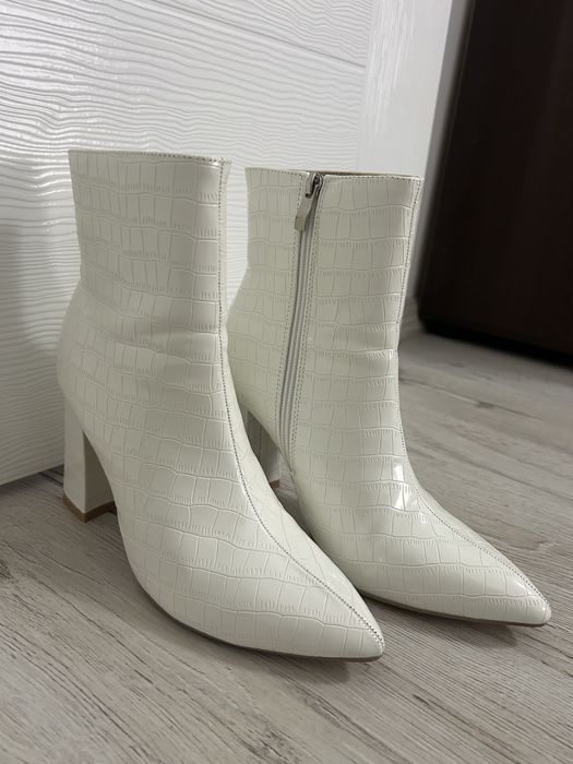 Бели елегантни ботуши - 39 номер