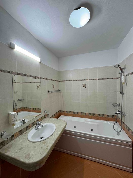 ХОТЕЛ с РЗП 1300 кв.м., работещ, град Карлово