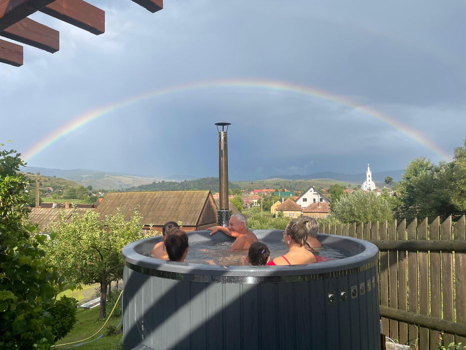 Casa, cabana de inchiriat Revelion, 3 nopti, 10-12 persoane, 20 km pârtia schi Toplița, ciubăr inclus