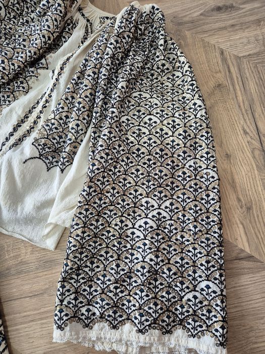 Costum popular vechi de peste 100 de ani