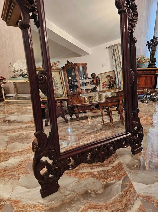 Oglinda cu rama din lemn de mahon.