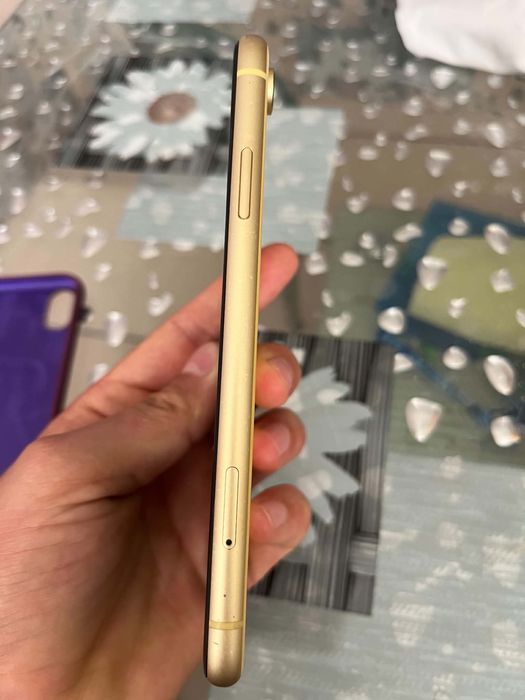 IPHONE XR Запазен и работи нормално.