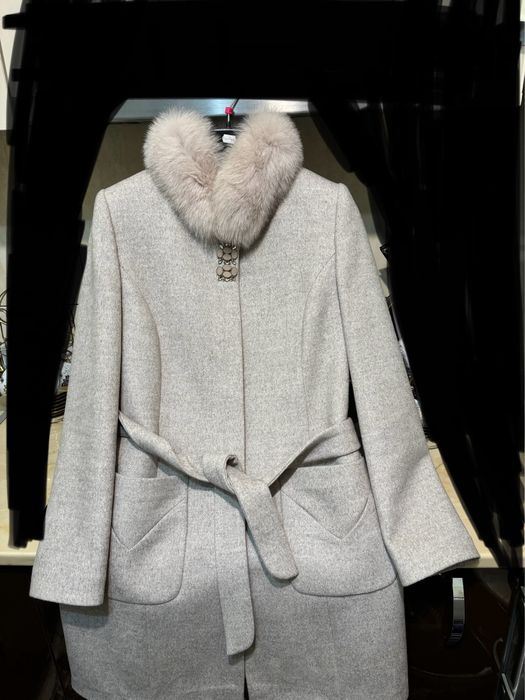 Palton elegant cu guler , care se poate da jos