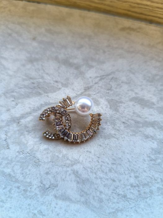 Флорални брошки, брошки с камъни