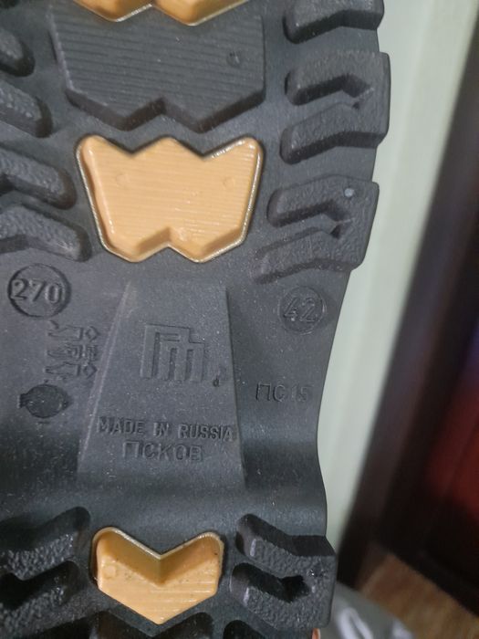 Резиновые сапоги,слева чёрные проданы.