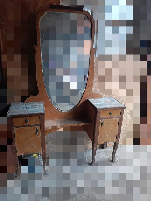 Vând dulapuri vechi, oglindă