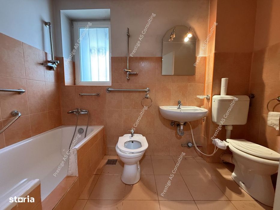 Apartament 4 camere, parter inalt zona Punctele Cardinale - Central
