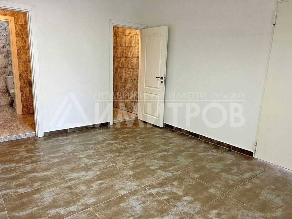 Продава търговски обект - магазин в гр. Нови пазар на главна, оживена улица.